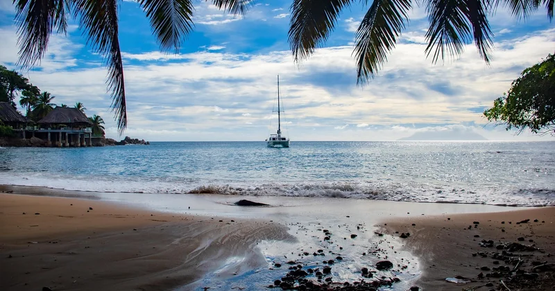 Comment repérer une plage sauvage sur une carte ? Les indices qui ne trompent pas