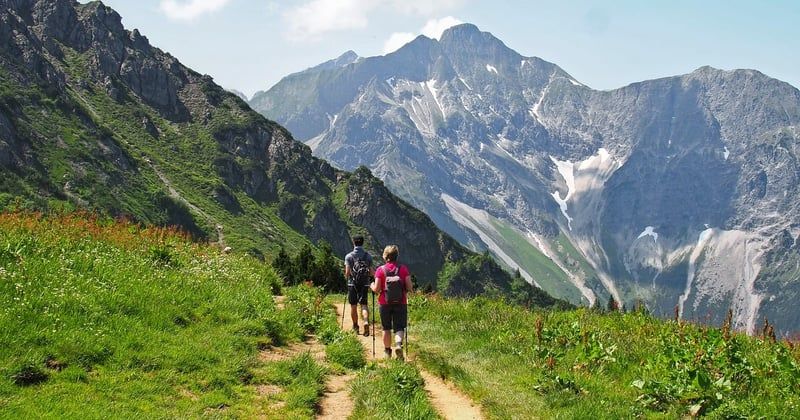 Hébergement écologique pour voyage solo en montagne : le guide