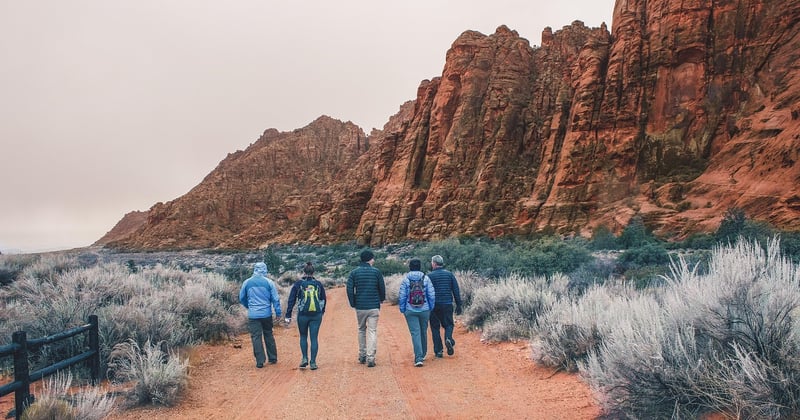 Rencontrer du monde en voyage solo : 7 astuces pour créer du lien facilement